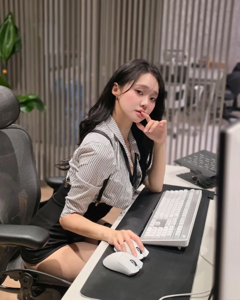 ㅇㅎ) 레전드 골반녀 이나의 오피스룩