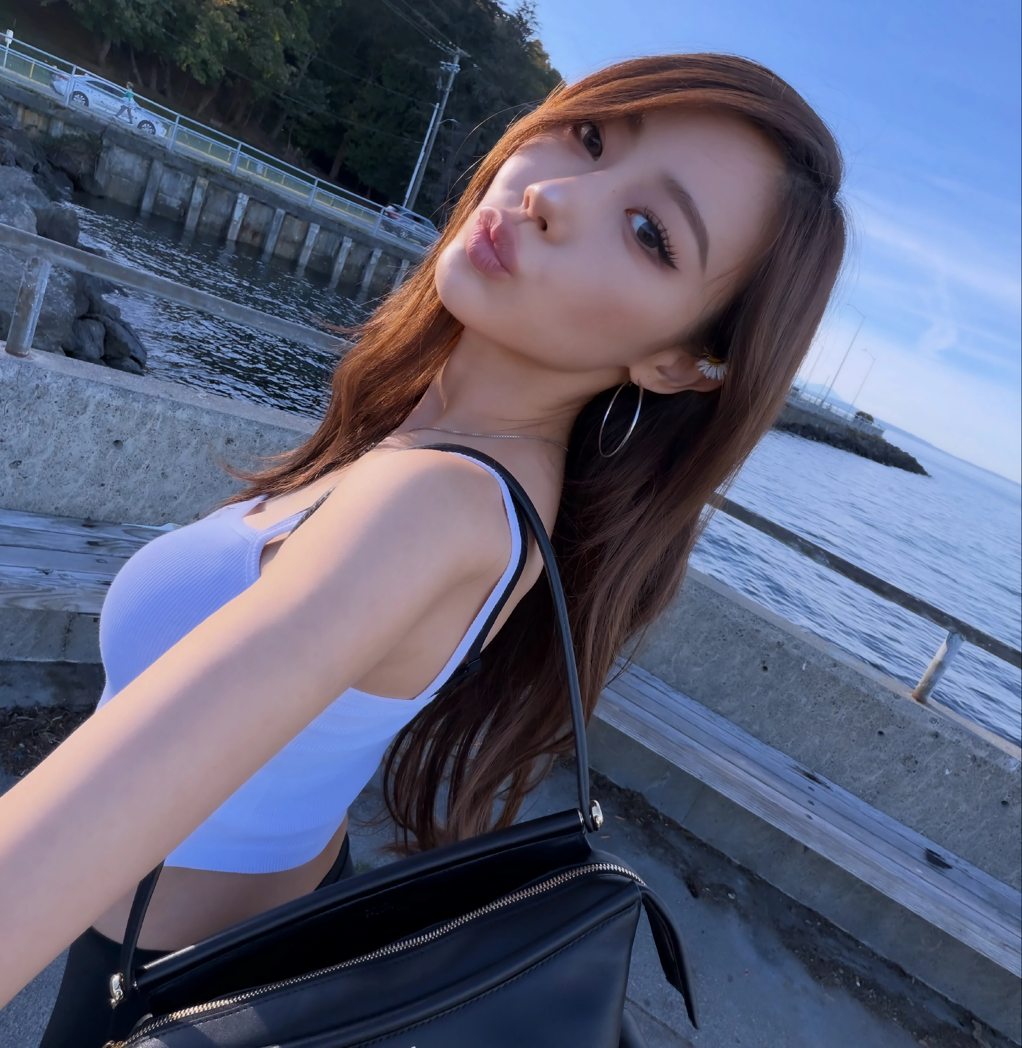 바다 구경하는 에스파 지젤 검정 레깅스 쫀쫀한 엉덩이 자태