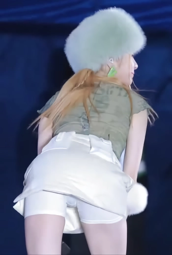 르세라핌 허윤진 숙이는 뒤태 두툼한 흰 속바지