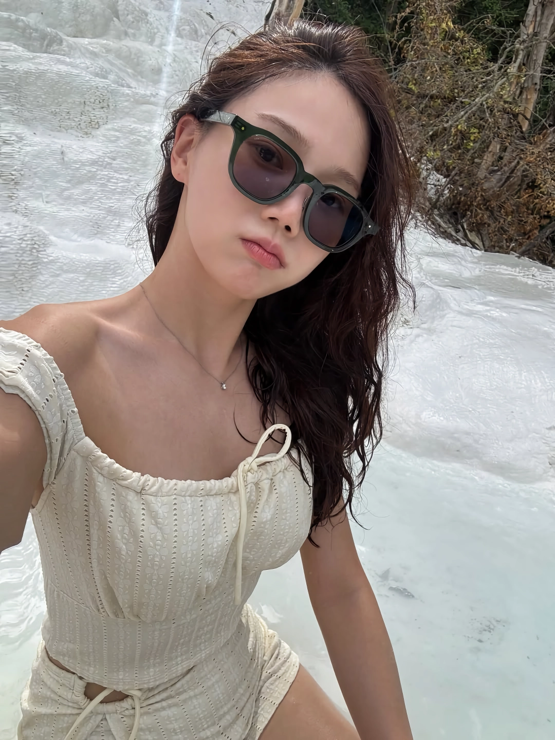해외여행 간 오마이걸 효정 화이트 수영복 매끈한 허벅지
