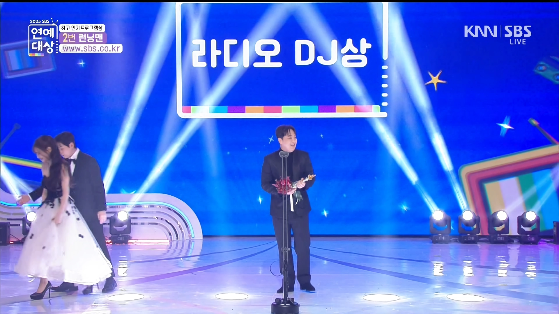 연예대상 시상하는 츄, 표정