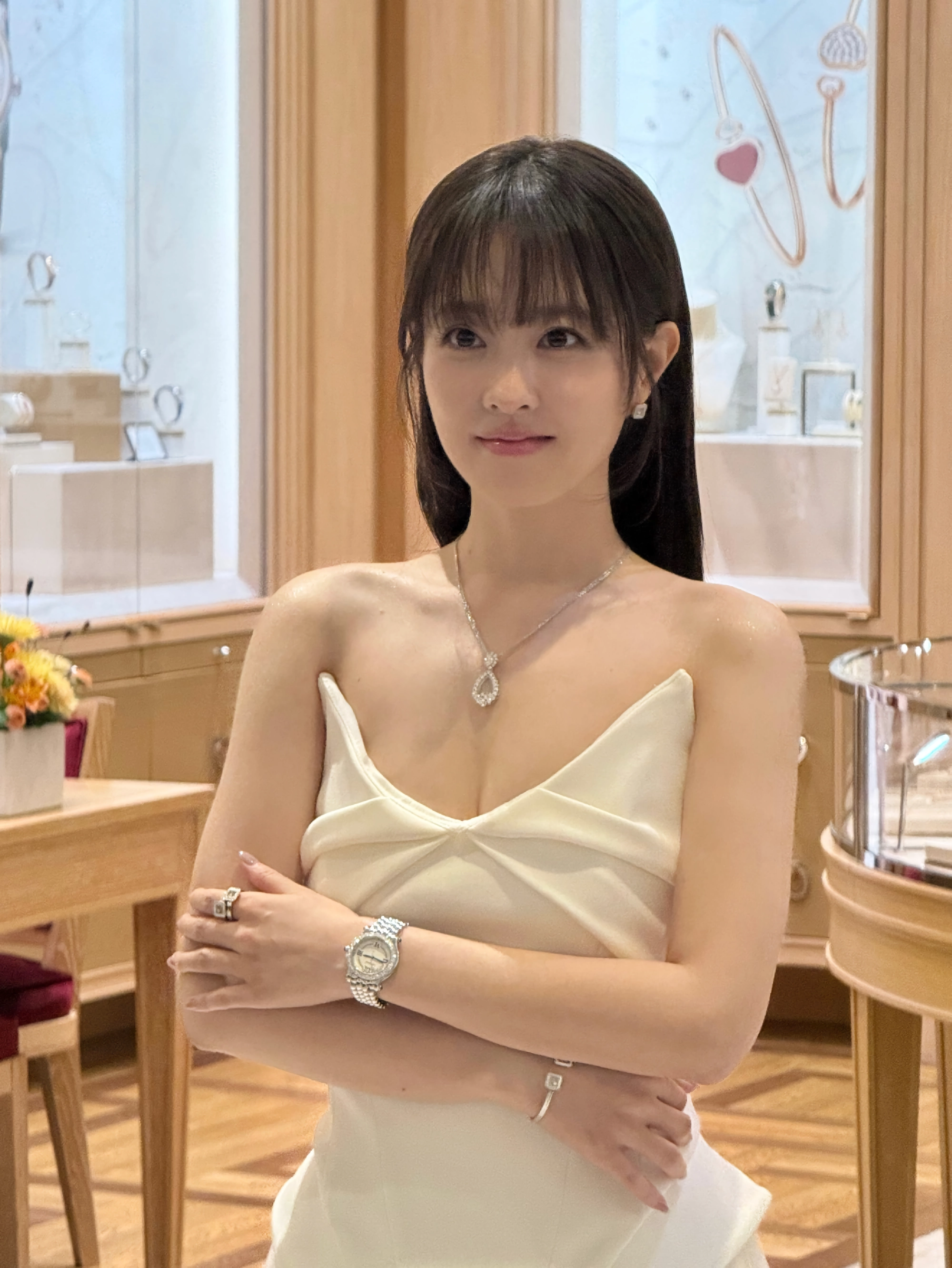 배우 박보영 깊게 파인 화이트 드레스 은근한 가슴골 – 인스타