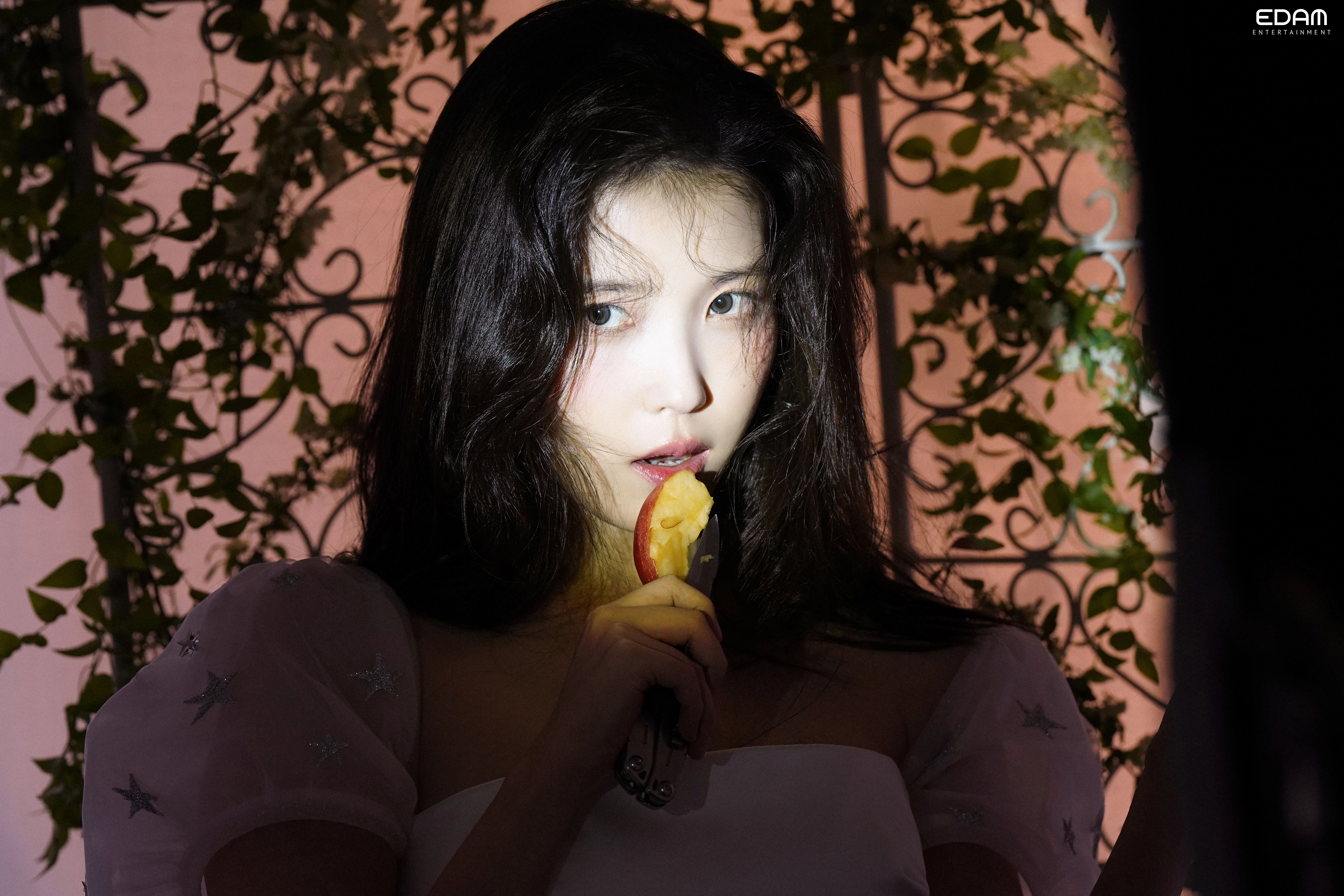 19아이유 엘르 화보 촬영 비하인드(고화질).jpg(8)