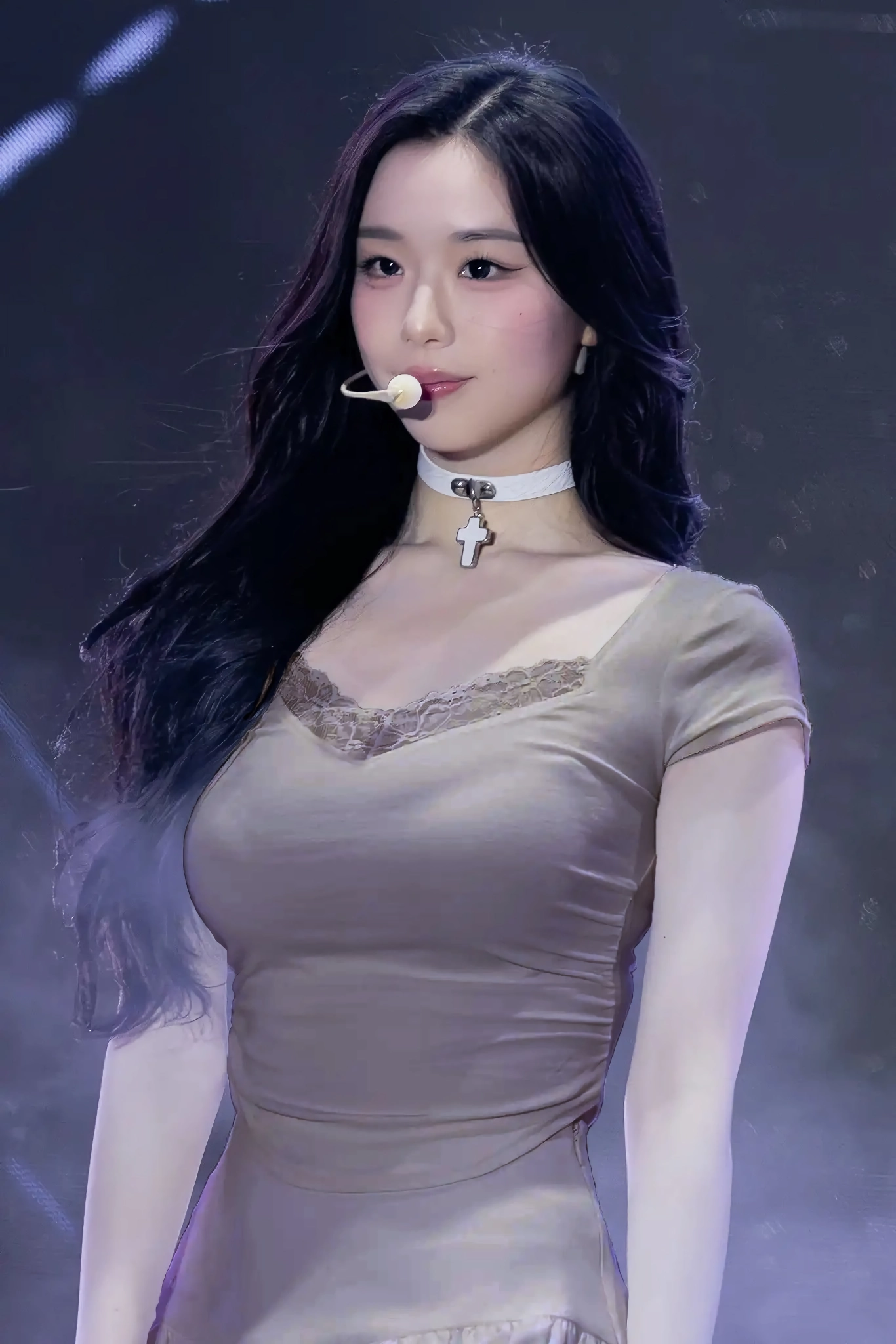 김채연 실루엣.핡~!! 브라가 더 작은데