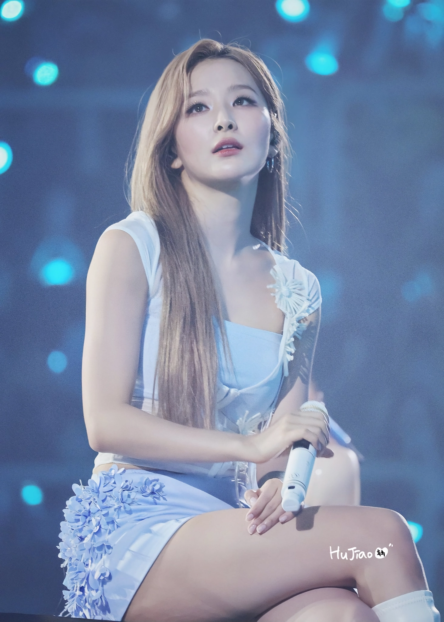 레드벨벳 콘서트 무대 끝에 걸터앉은 슬기 다리 꼰 허벅지