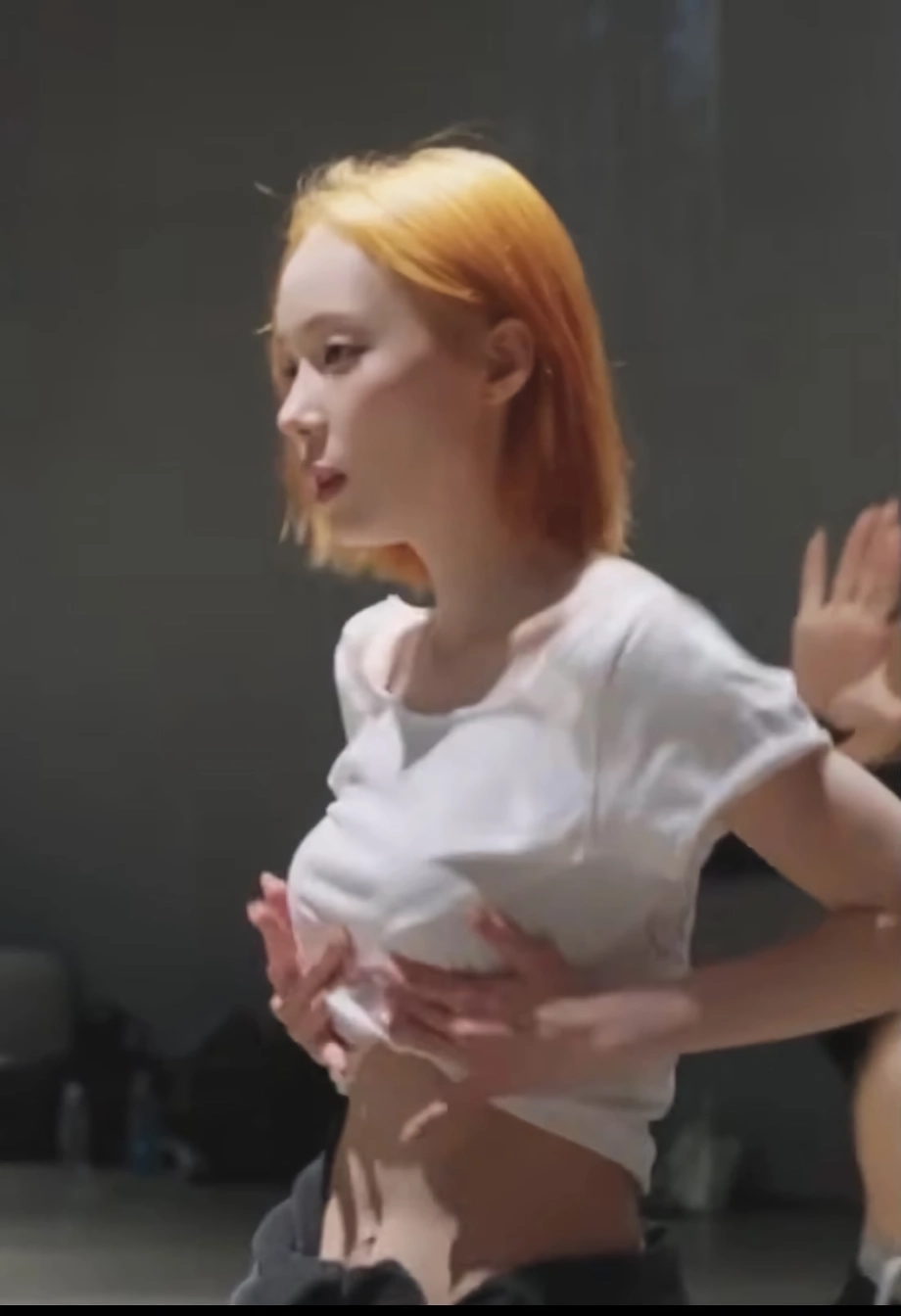 에스파 윈터 크롭 흰티 가슴잡고 돌려주는 무빙