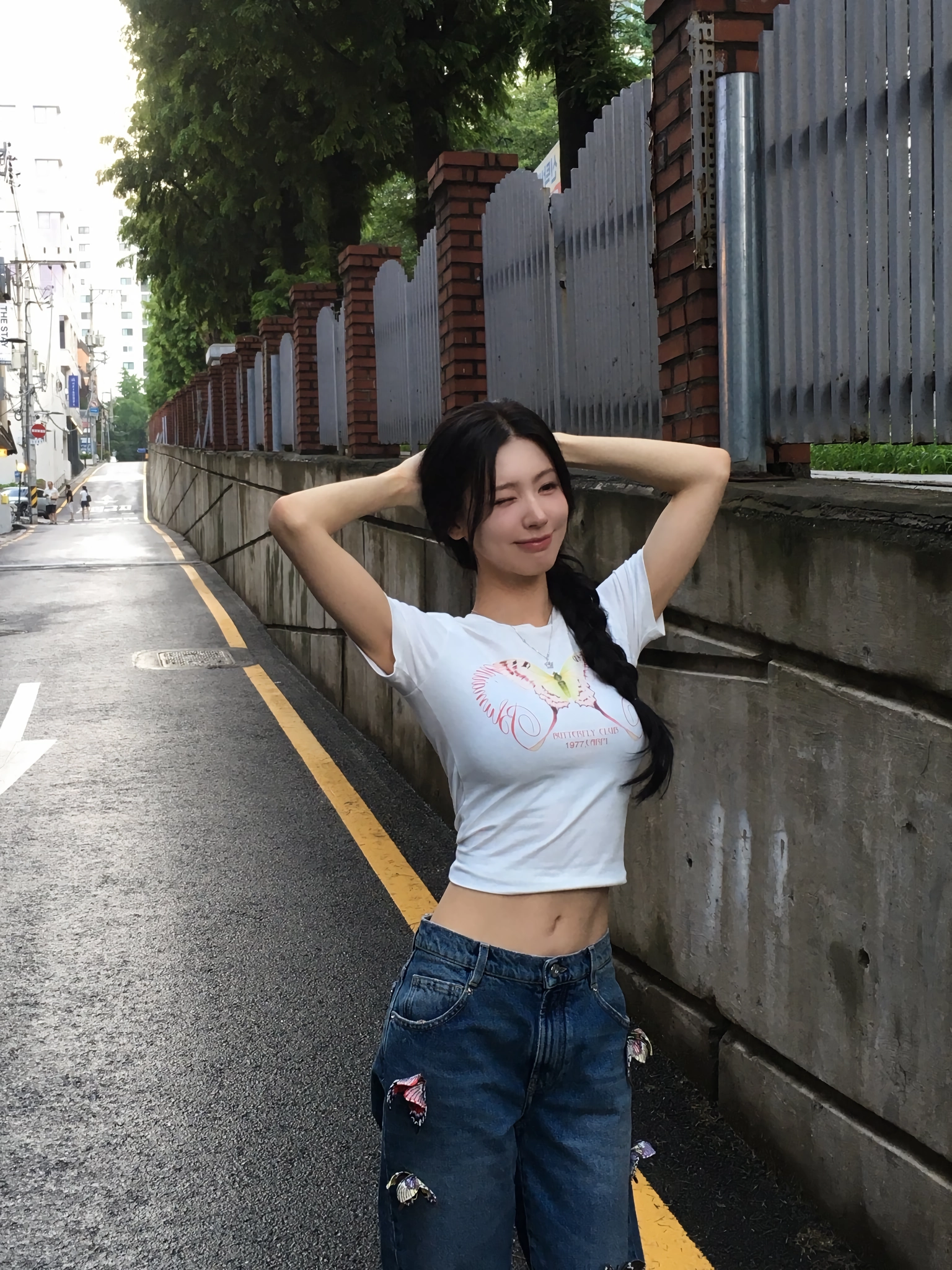 아이들 댕기머리 미연 가슴 봉긋한 흰 크롭티 배꼽 + 청바지 몸매