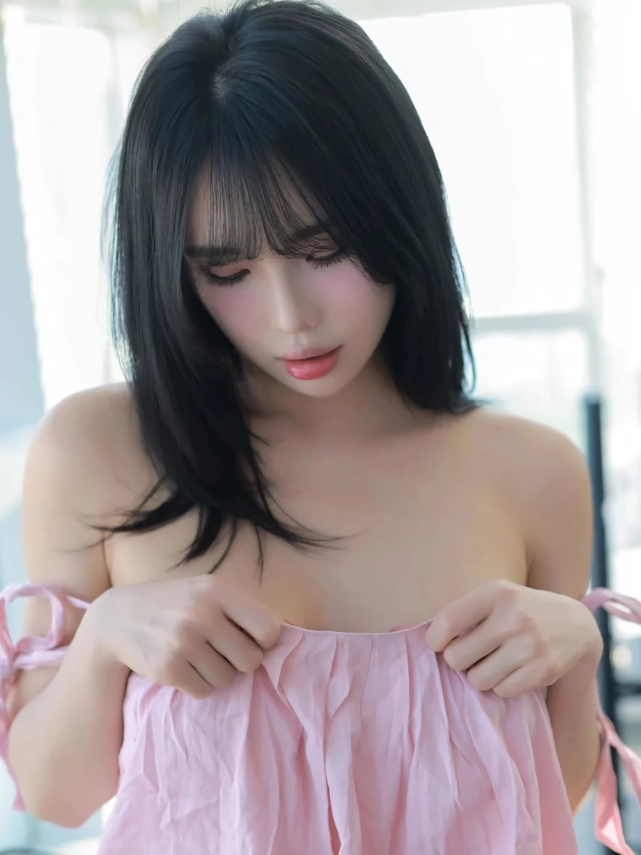 핑크 헐렁한 나시 내려간 어깨끈 윗가슴