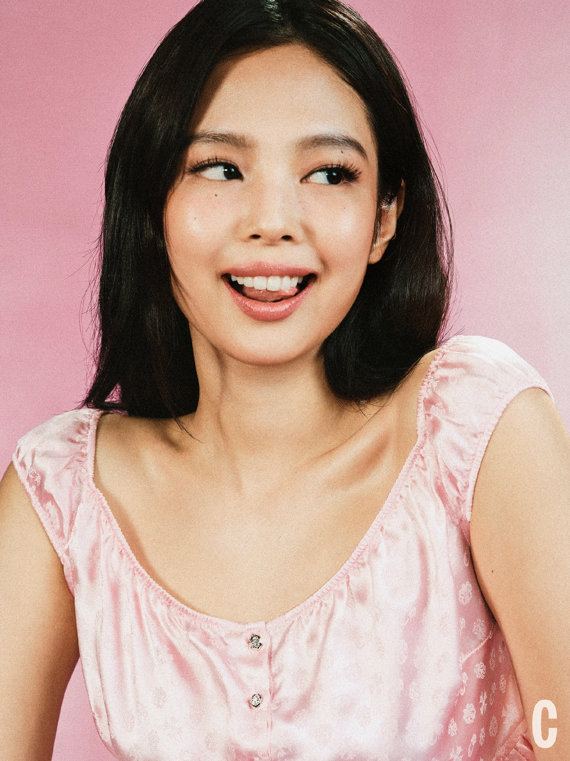 블랙핑크 제니 화보촬영 야한 란제리 슬립 가슴골 배꼽 슬렌더 몸매