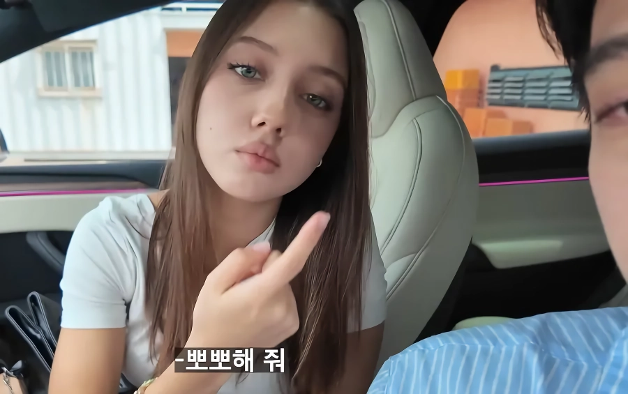 한국 여행유튜버의 존예 여자친구 .jpg
