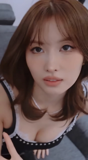 트와이스 모모 흰 레이스 블랙 나시 가슴골