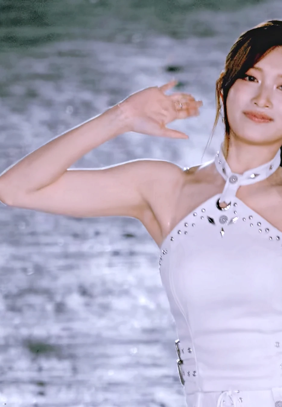 상체가 시원한 아이브 이서 ㄷㄷㄷ.gif