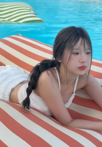 프로미스나인 송하영 끈나시 가슴골