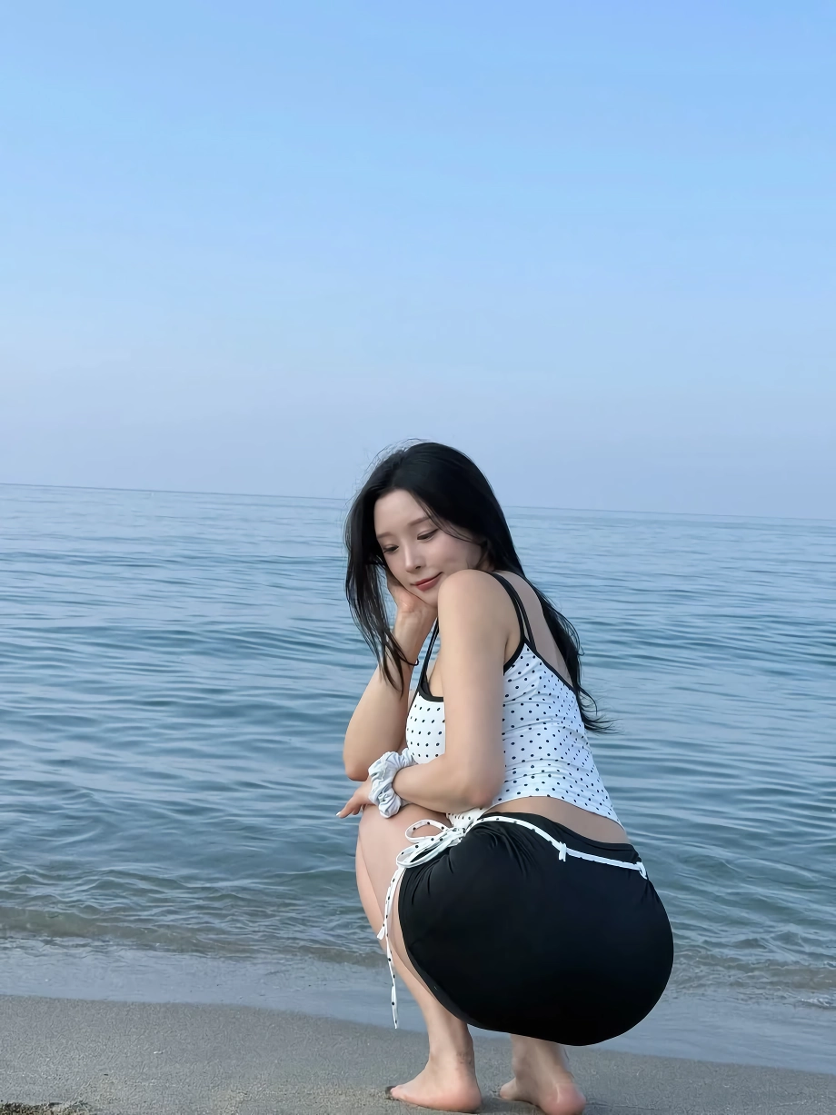 해수욕장에 간 꽃빵 화이트 땡땡이 끈나시 알가슴골 노출