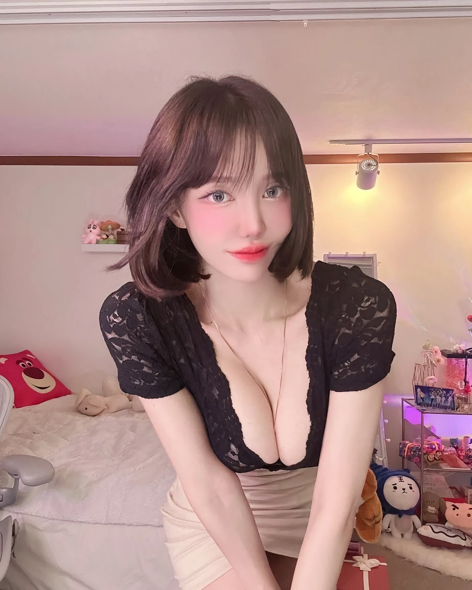 겨우디 숙이고 팔로 모아준 가슴골