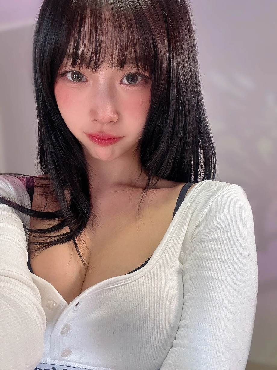 네린 NERIN 크롭 흰티 블랙 브라 가슴골