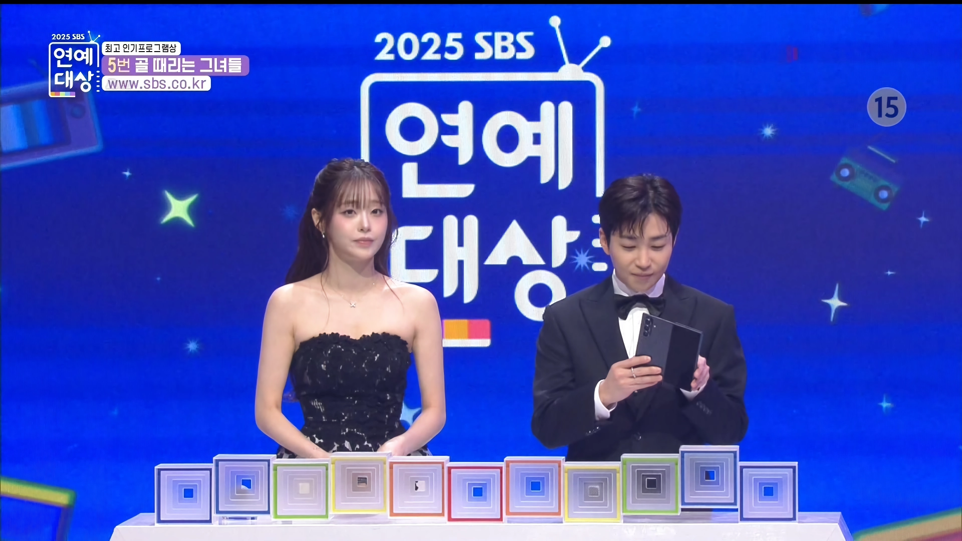 연예대상 시상하는 츄, 표정