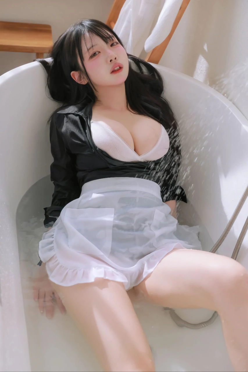 모모리나 뽀얀 피부 거유 가슴골 쩍벌 작은 팬티