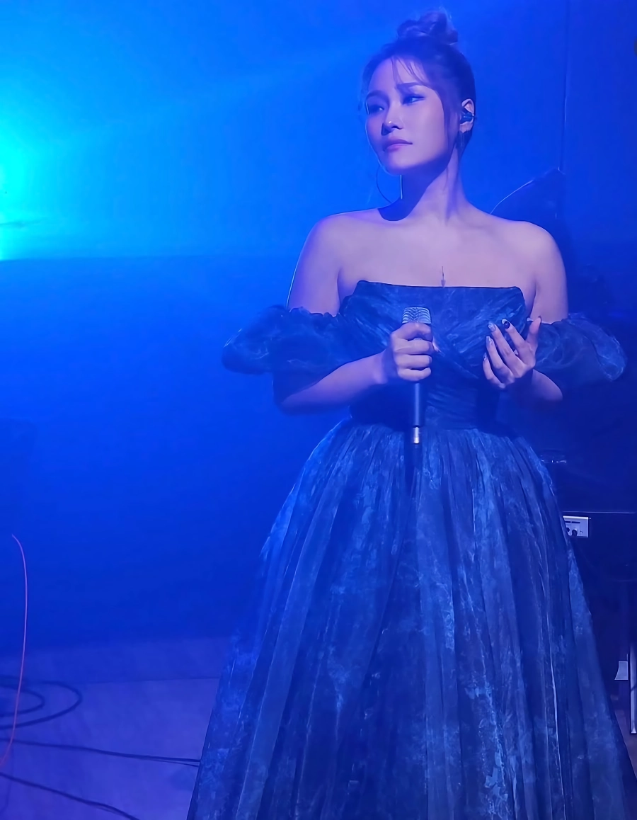 손승연 끈 비키니 입고 가슴 라인 타투 과감히 공개