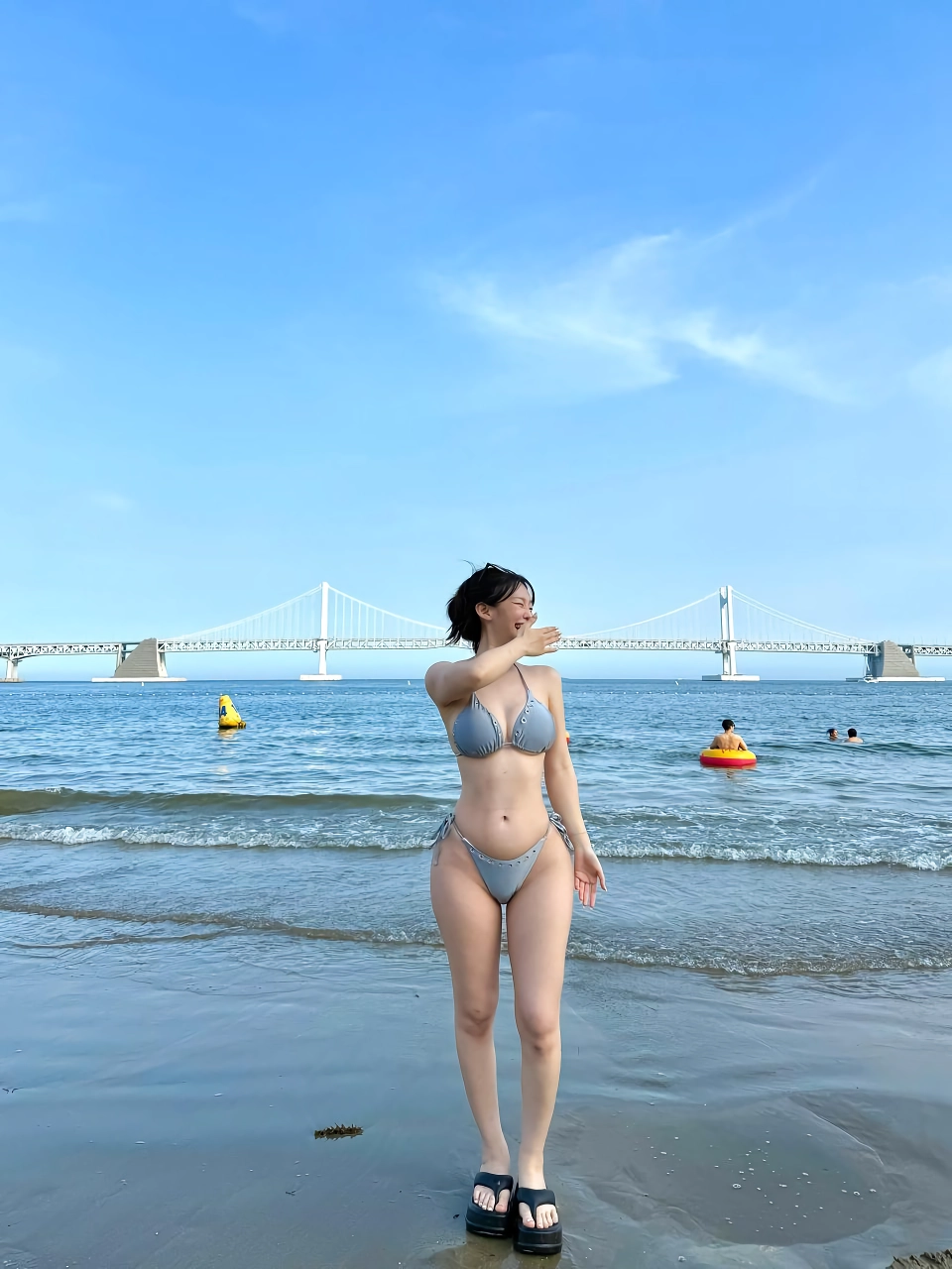 폭발적인 몸매를 가진 처자