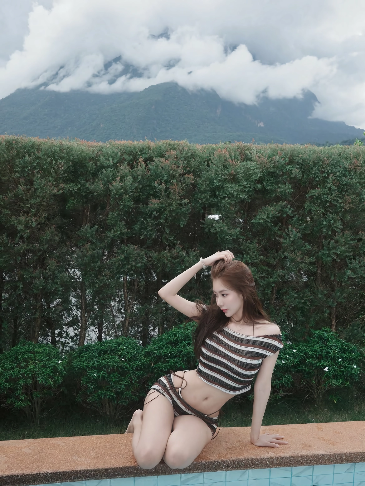 좋은 배경 두고 사진찍는 05년생 처자