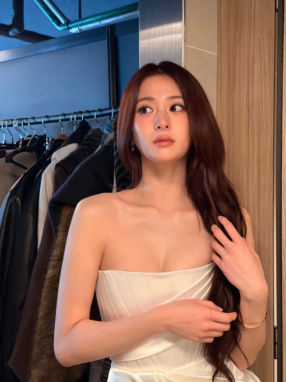 르세라핌 허윤진 오프솔더 드레스 가슴골
