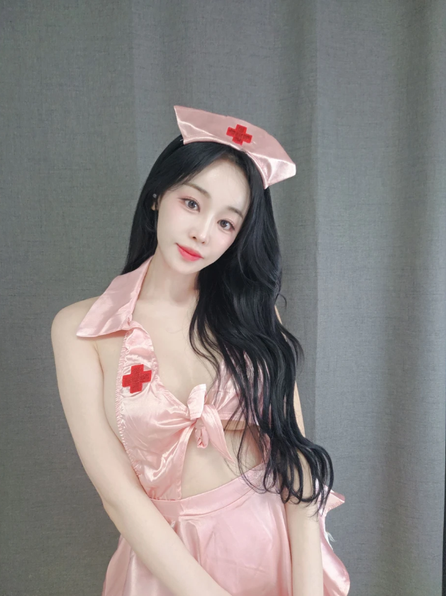 미드가 대놓고 보이는 간호사 코스프레