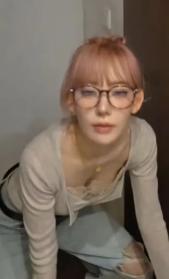 르세라핌 사쿠라 숙인 가슴골