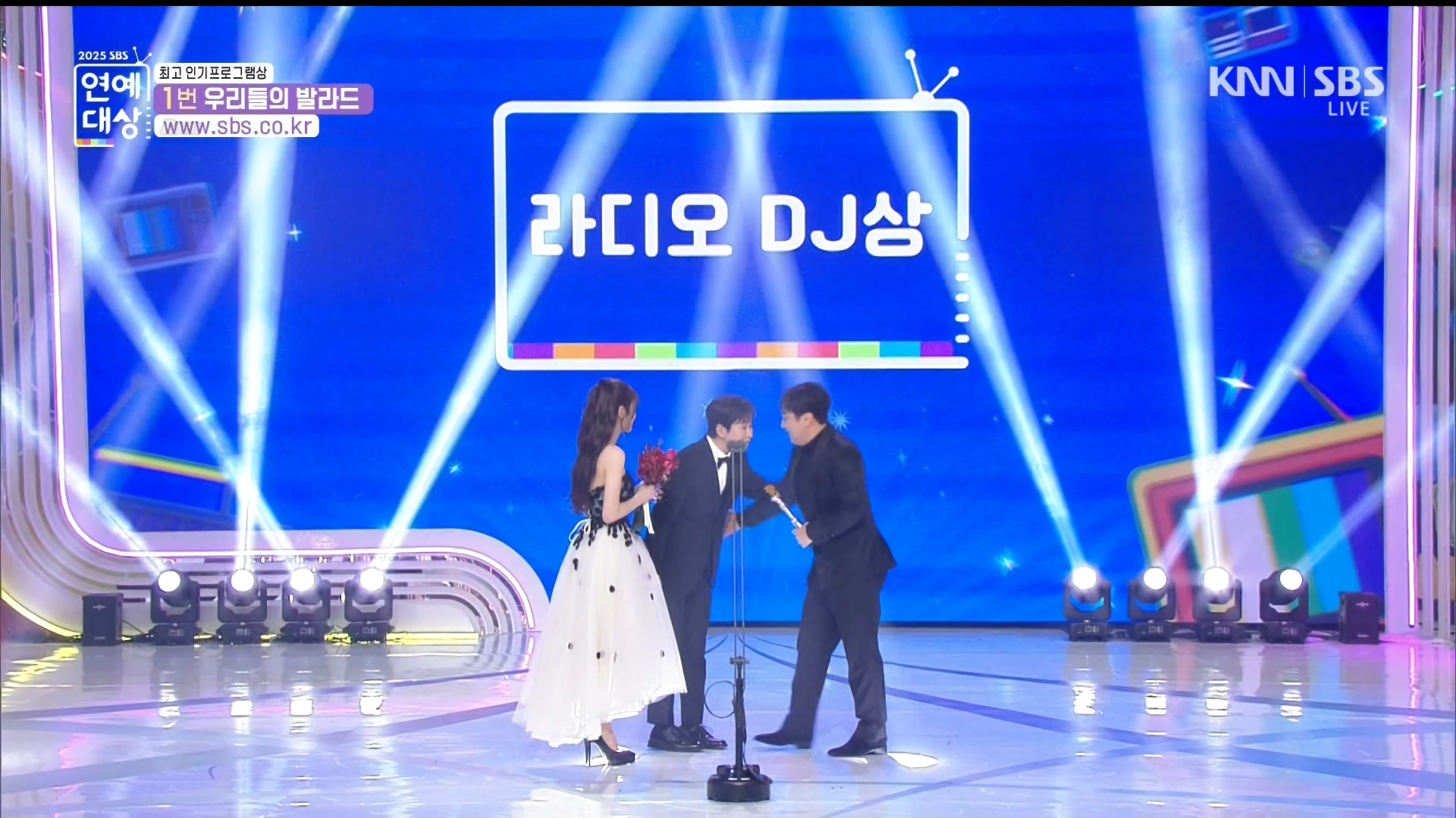 연예대상 시상하는 츄, 표정