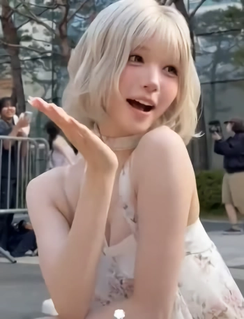 트리플에스 김채원 카메라에 다가와 인사하는 단발 미모 가슴골
