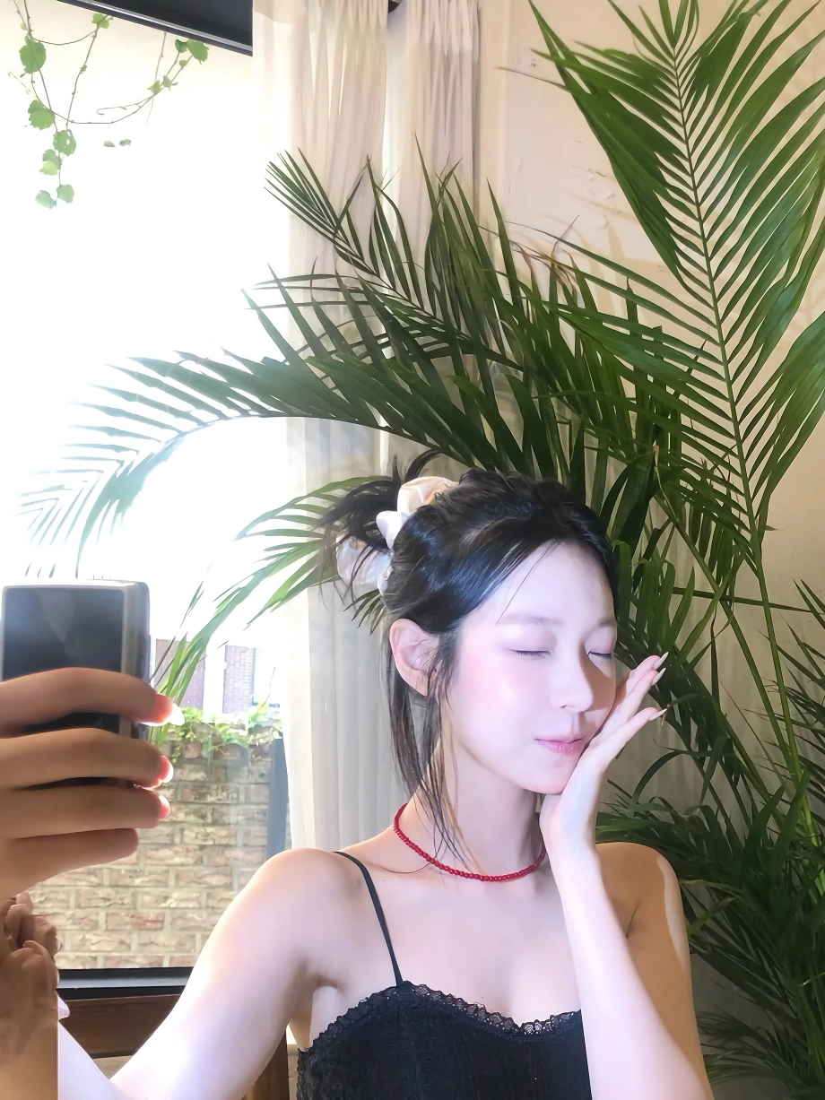 프로미스나인 백지헌 블랙 끈나시 가슴골