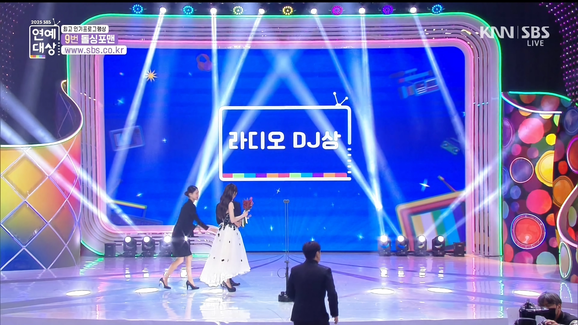 연예대상 시상하는 츄, 표정
