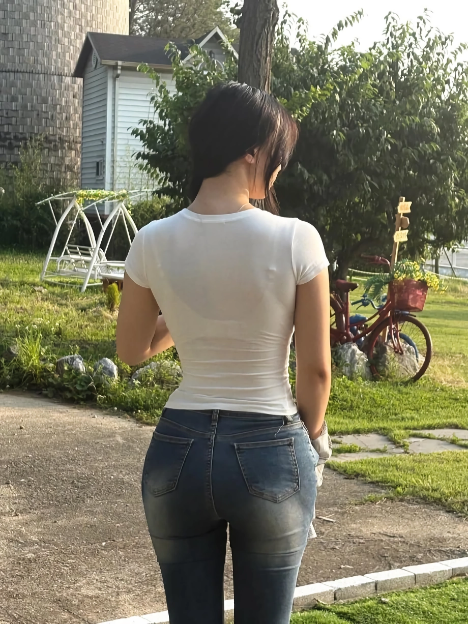 심플한 흰티 + 청바지 입은 세림잉 항아리 골반 몸매 대박