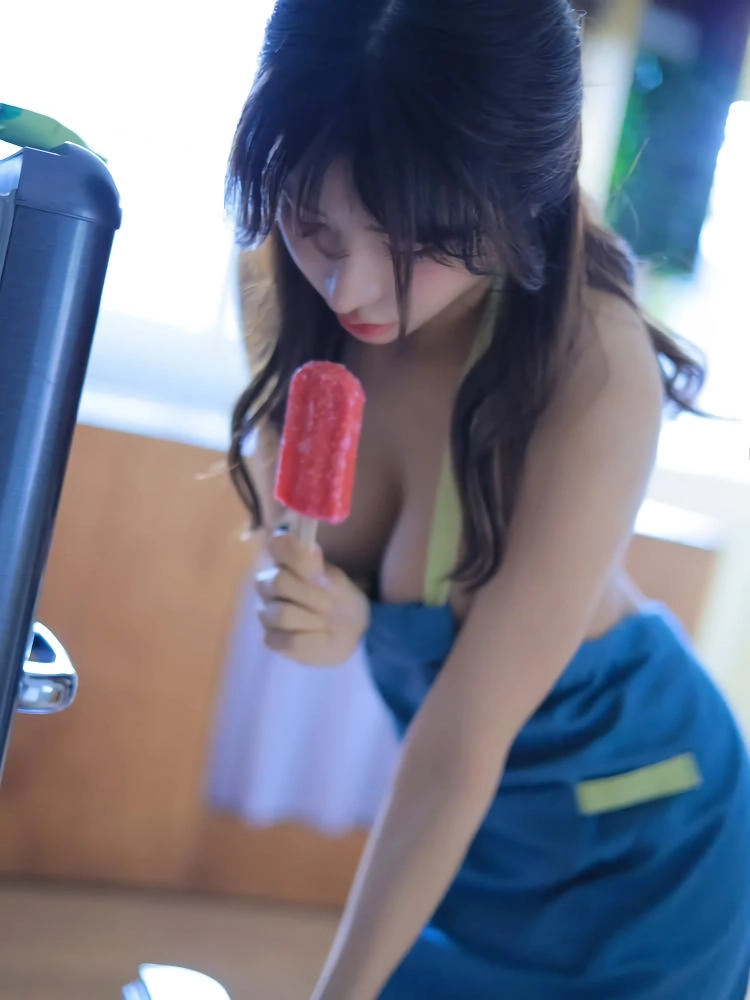 아이스크림 먹는 연유 노브라 꼭지에 붙인 밴드