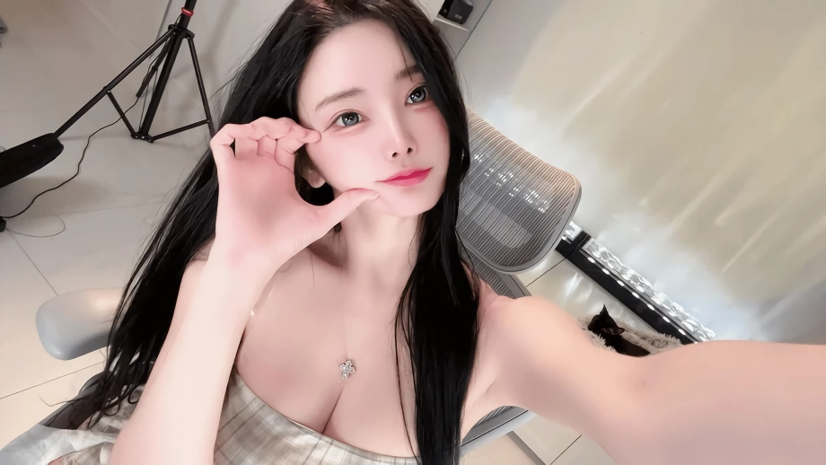 애순이 뽀얀 피부 오프솔더 가슴골