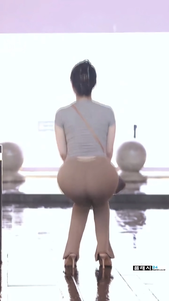남친 기다리기 지루한 여자친구