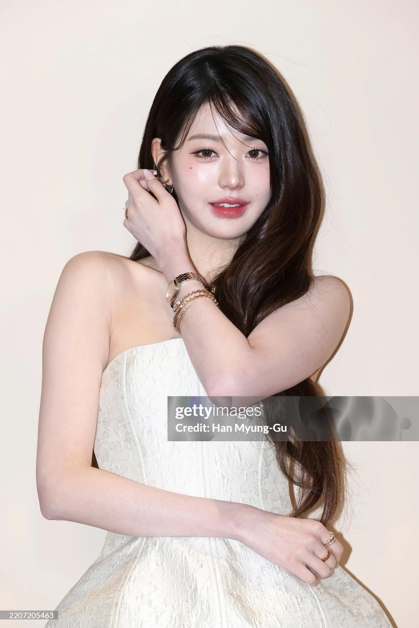 아이브 장원영 행사장 지나가는 오프솔더 드레스 가슴골