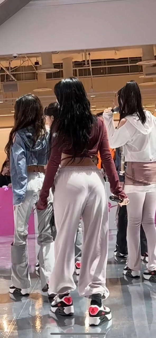 뉴진스하니 행사무대에서 안무도중 ㅍㅌ라인.핡~!!!