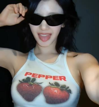베이비몬스터 파리타 민소매 가슴에 딸기 두개