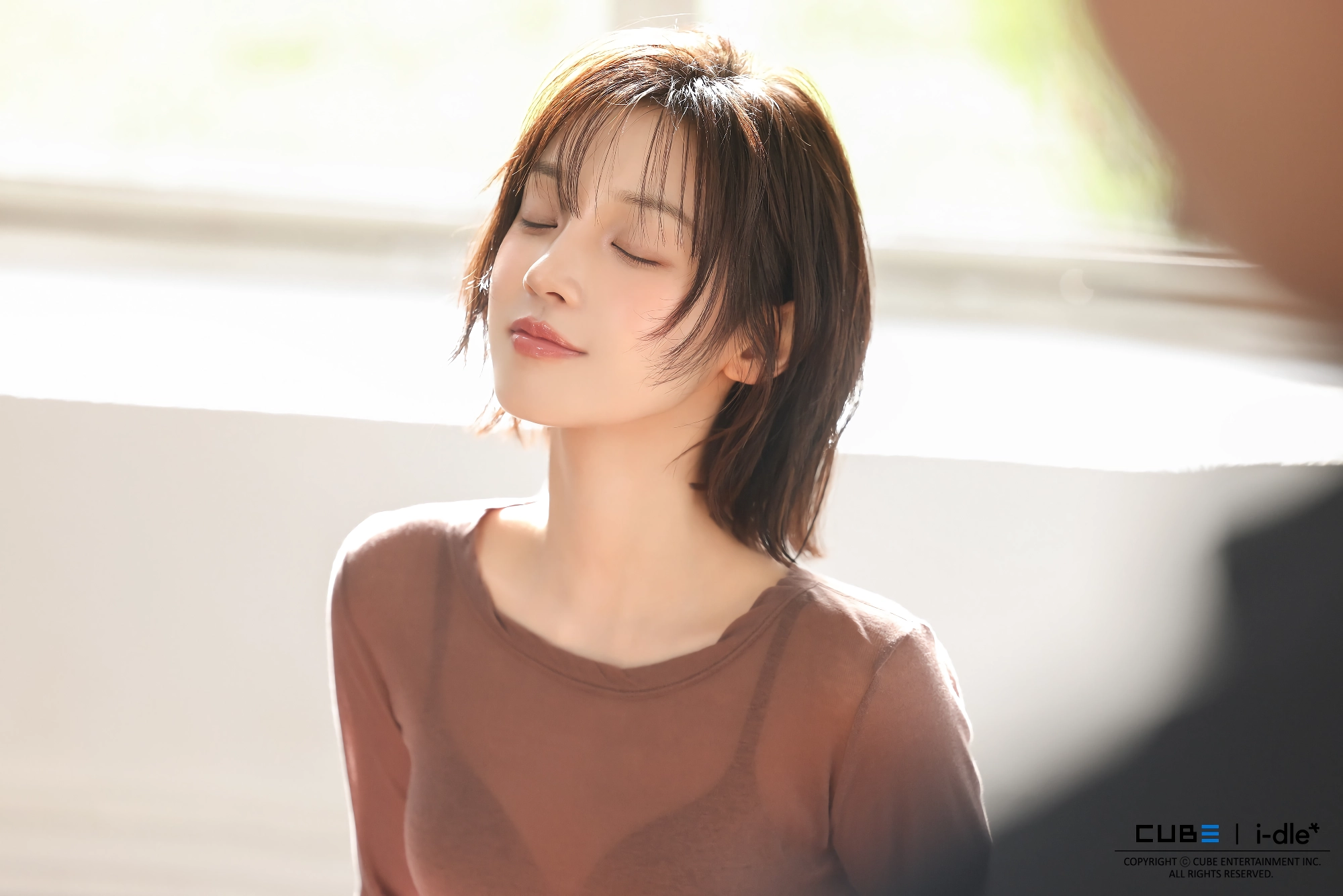 아이들 우기 새 프로필 사진.검정 브라 비치는 갈색 시스루티