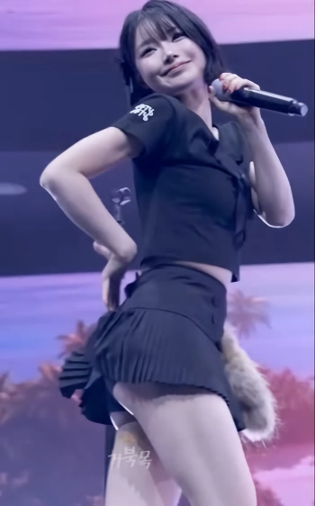 피프티피프티 키나 밑에서 찍은 짧은 치마 팬티같은 속바지 엉밑살