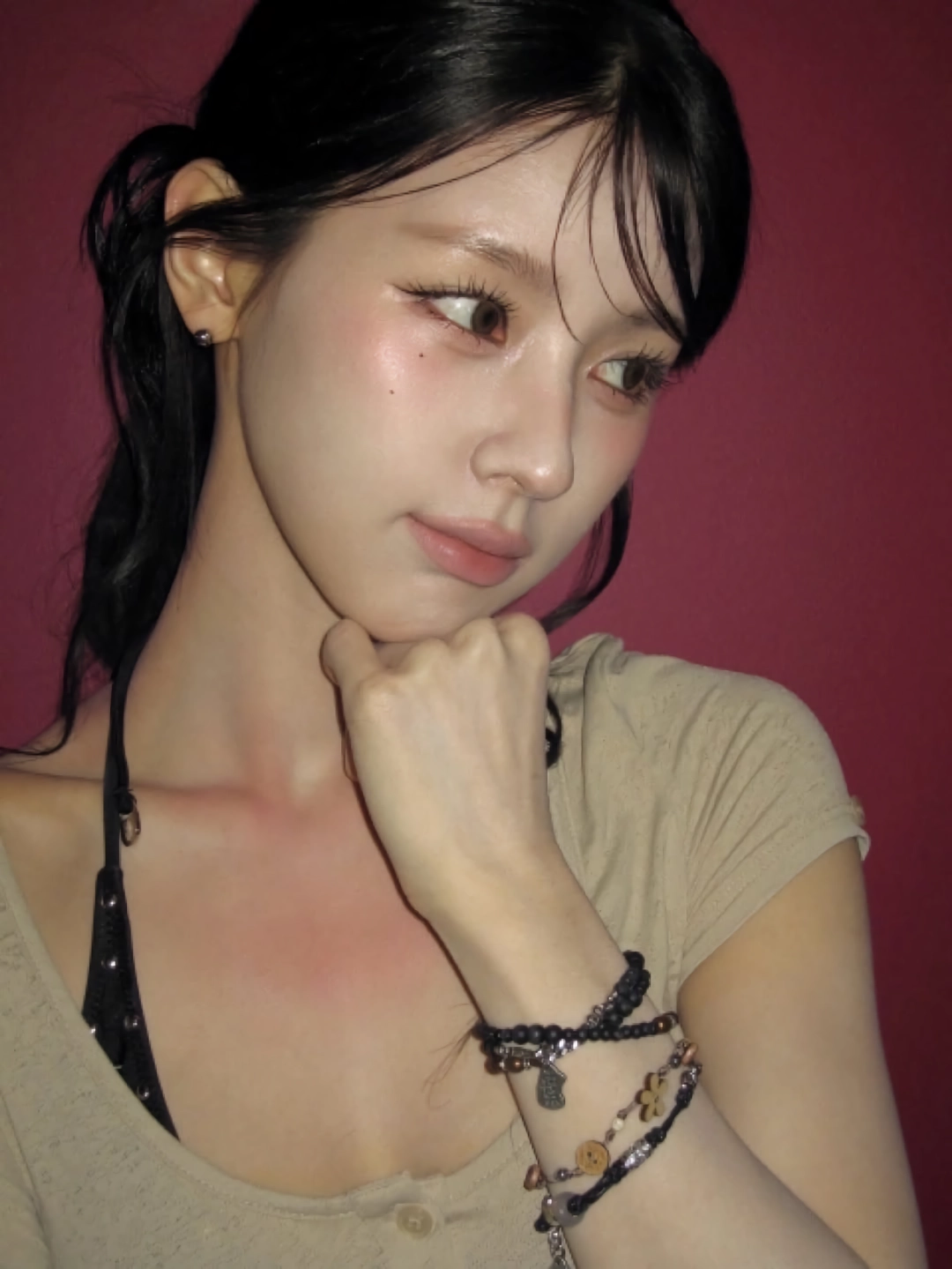 아이들 미연 태닝 자국과는 구분되는 뽀얀 가슴골 – 인스타