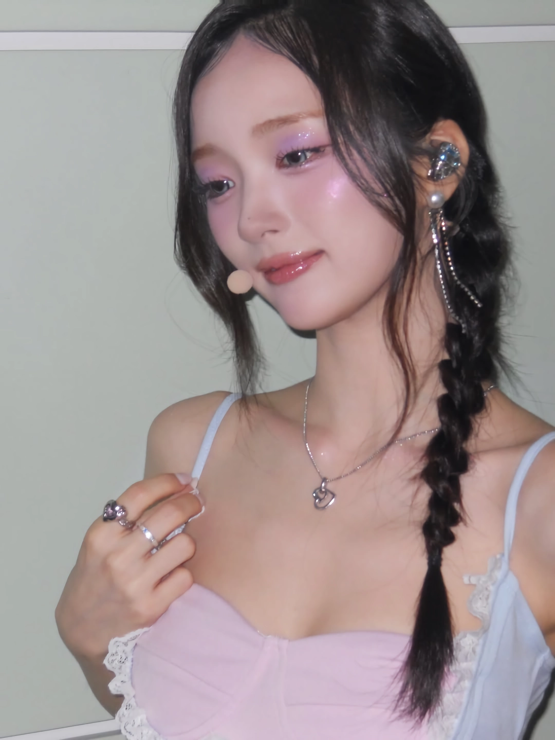 아이칠린 이지 + 초원 워터밤 대기실 비키니 은근한 가슴골 – 인스타