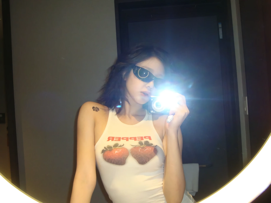 베이비몬스터 파리타 민소매 가슴에 딸기 두개