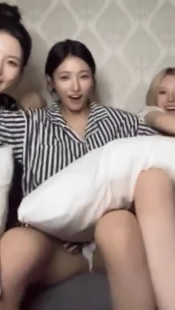 오드유스 써머 라이브방송 짧은 흰 반바지
