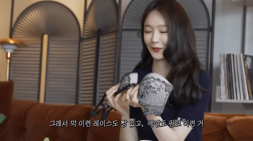 본인 브래지어 리뷰해주는 강민경.jpg