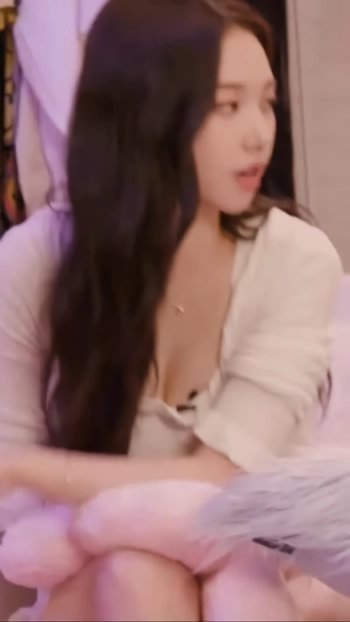 에스파 카리나 앞으로 스윽 숙이는 가디건 속 흰 끈나시 가슴골