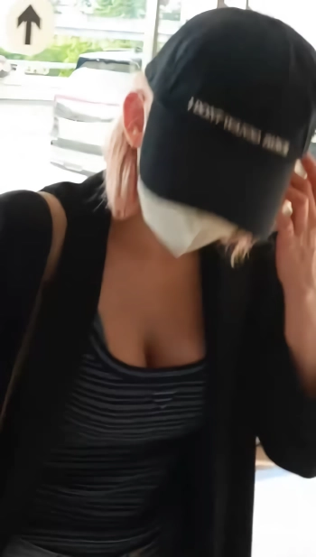 르세라핌 사쿠라 공항 패션 예의 바른 인사 숙인 가슴골