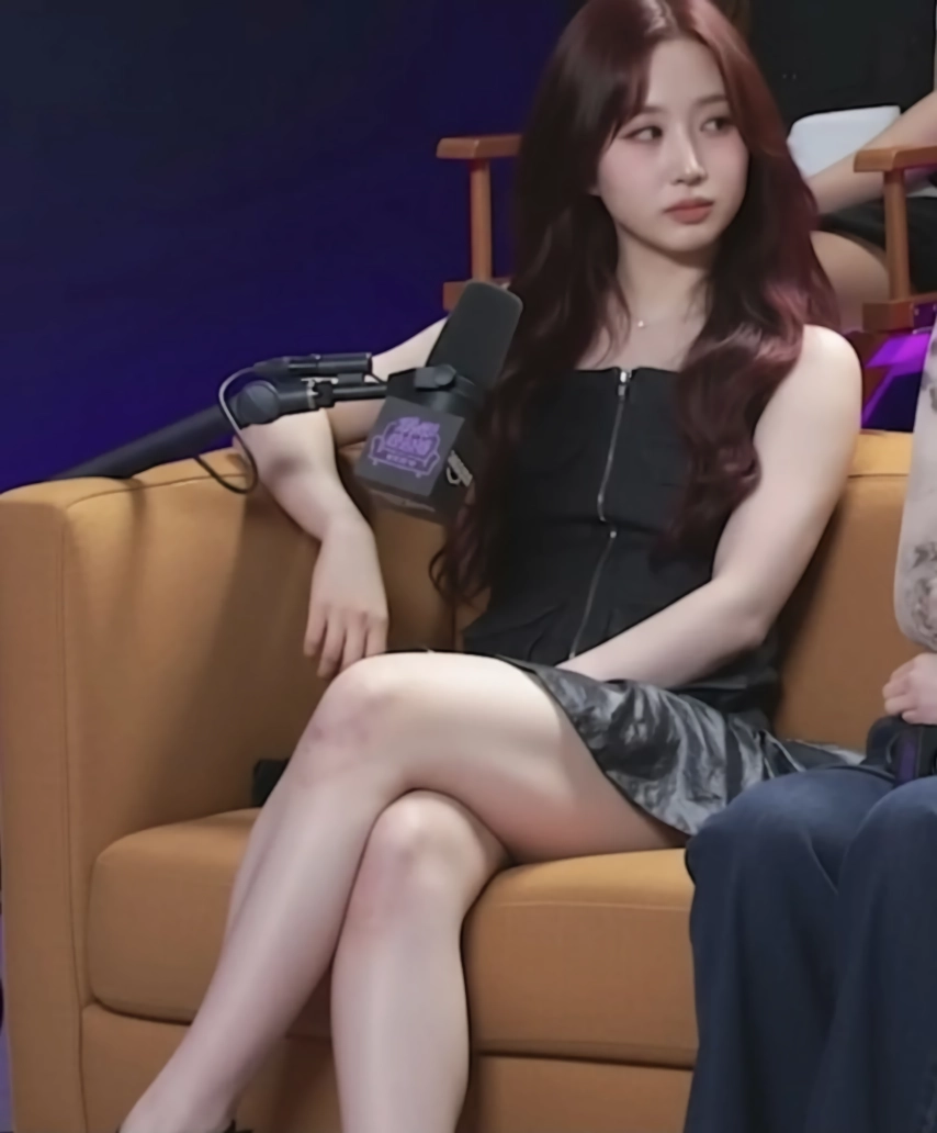 소파에서 다리 꼬는 순간 야벅지 캡쳐 레전드 엔믹스 오해원