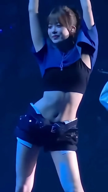 르세라핌 은채 훌렁 올라간 크롭티 블랙 브라탑